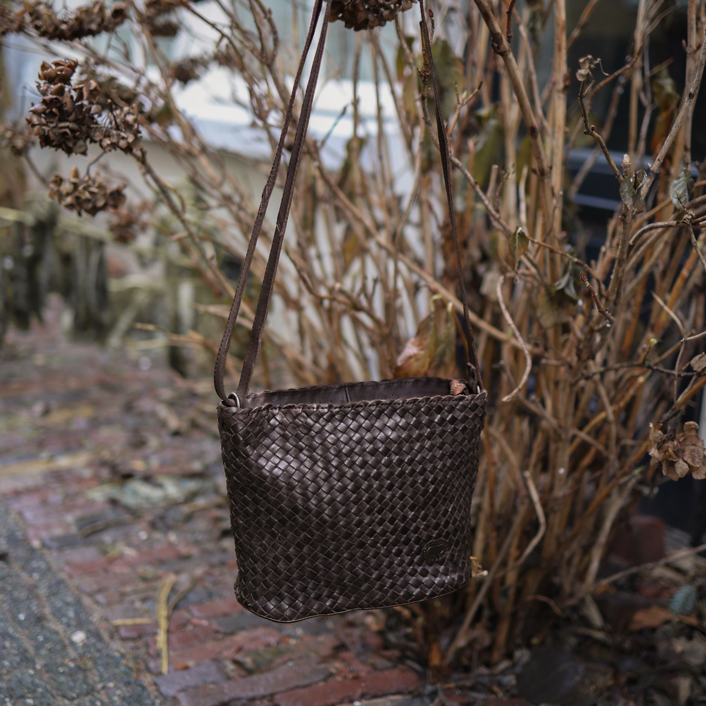 Gevlochten schoudertasje 'Joan' donkerbruin