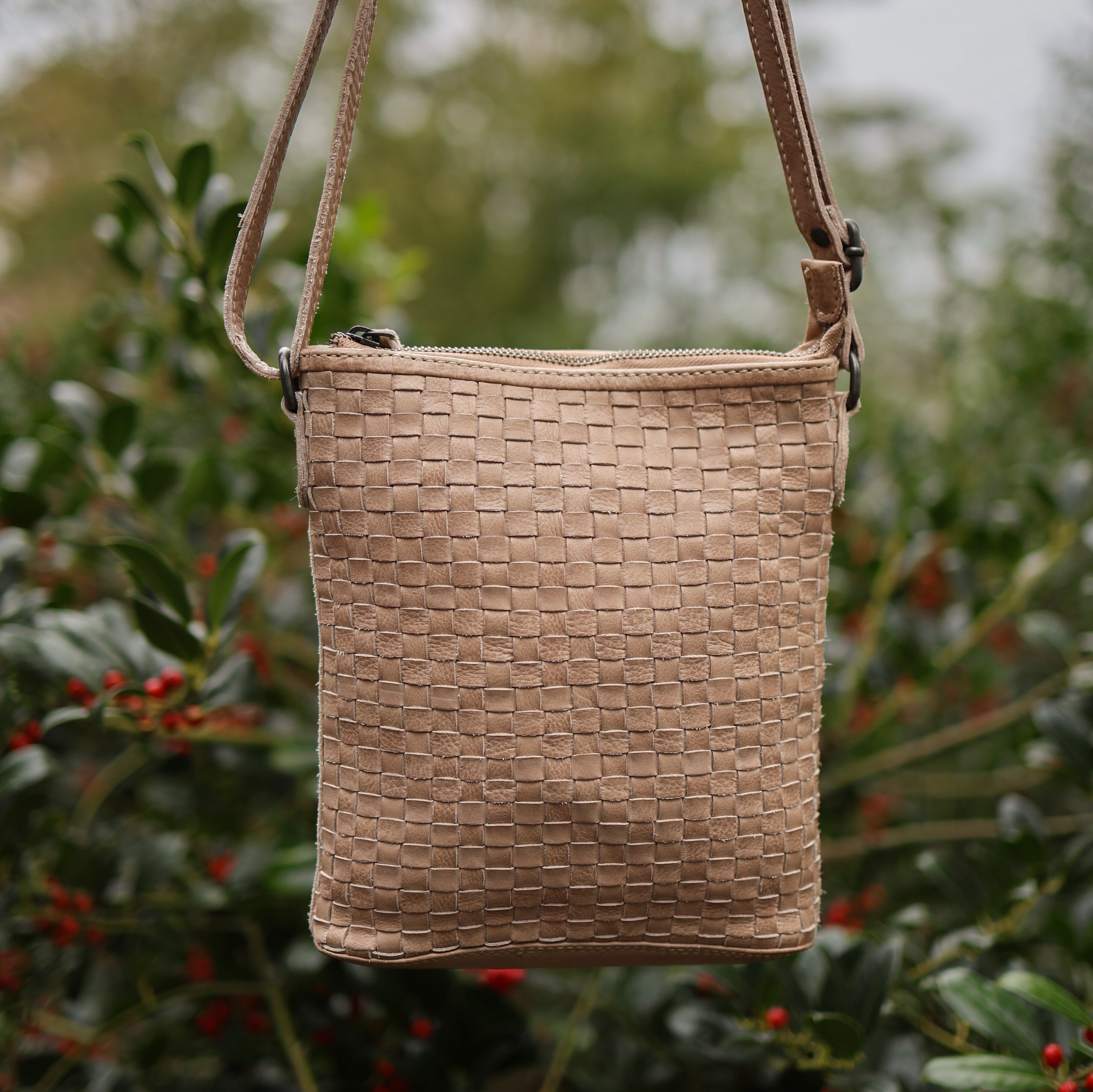 Small shoulder bag 'Giulia' braided beige
