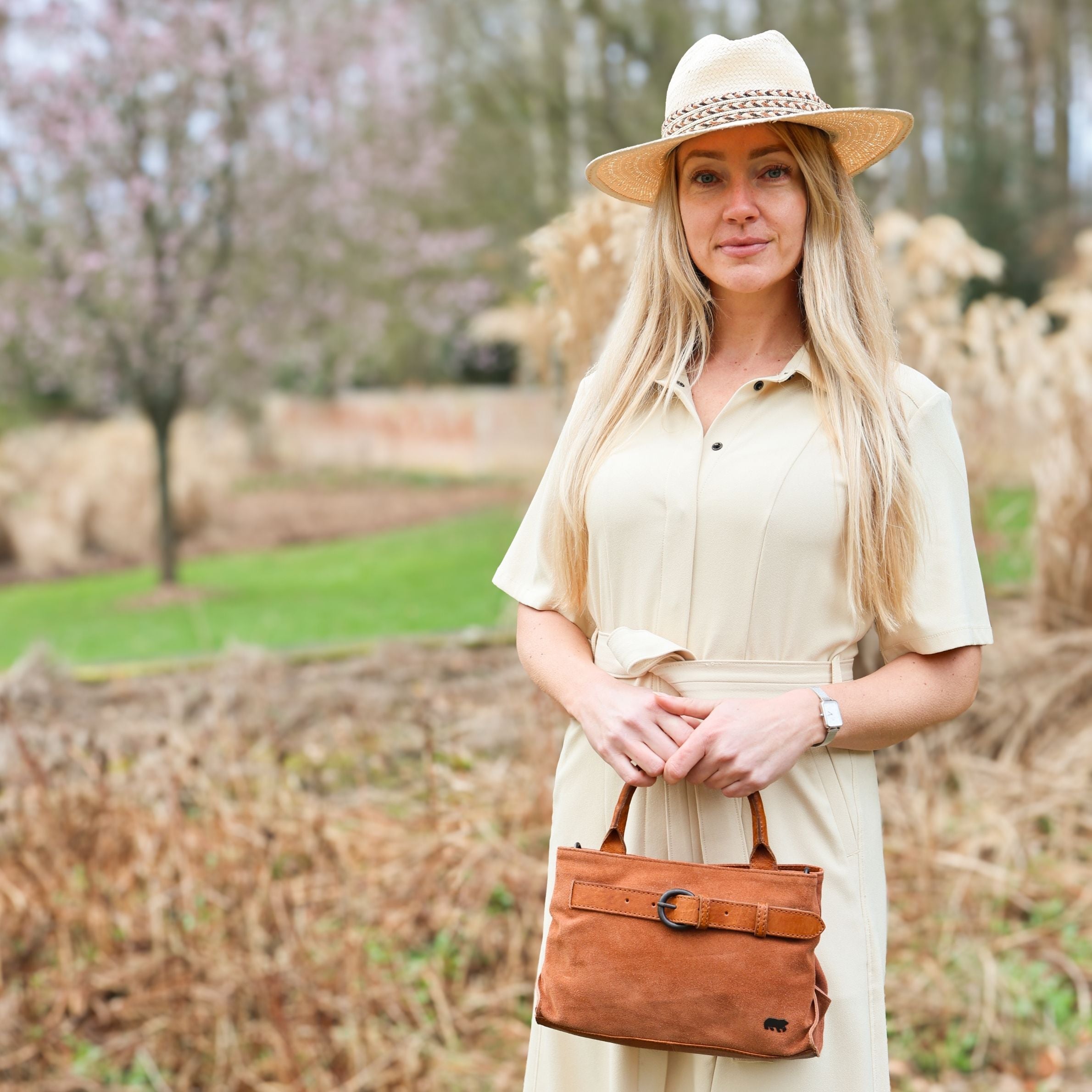 Suède hand-/schoudertasje met gesp 'Aagje' zwart