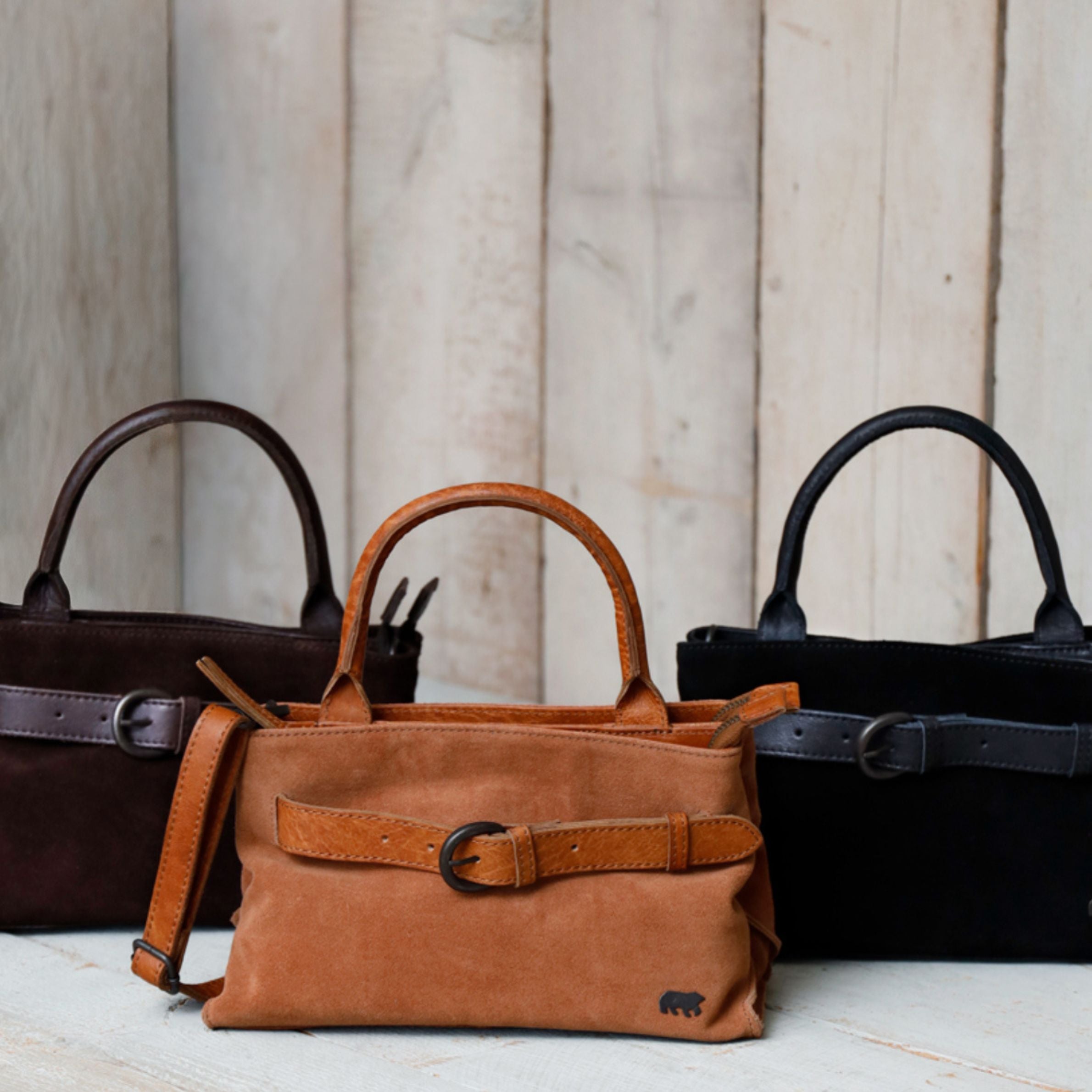 Suède hand-/schoudertasje met gesp 'Aagje' zwart