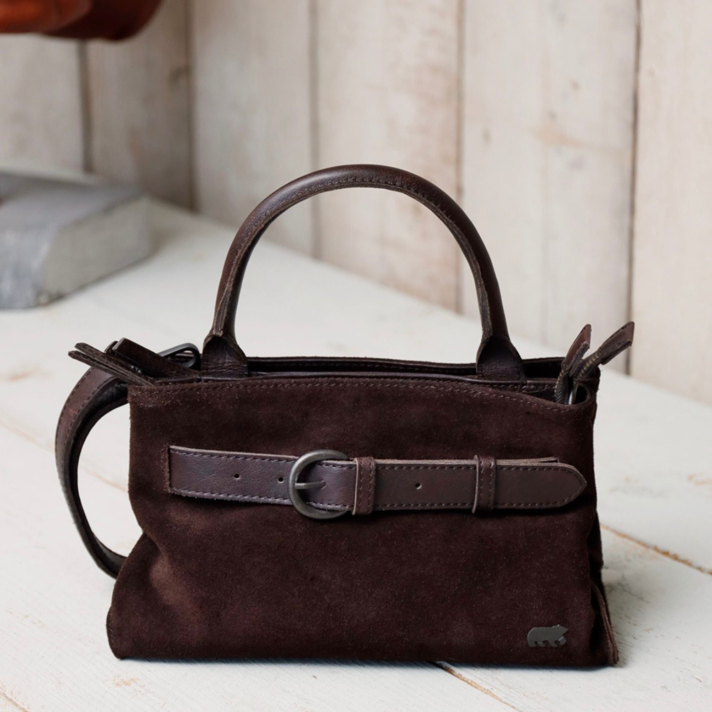 Suède hand-/schoudertasje met gesp 'Aagje' donkerbruin