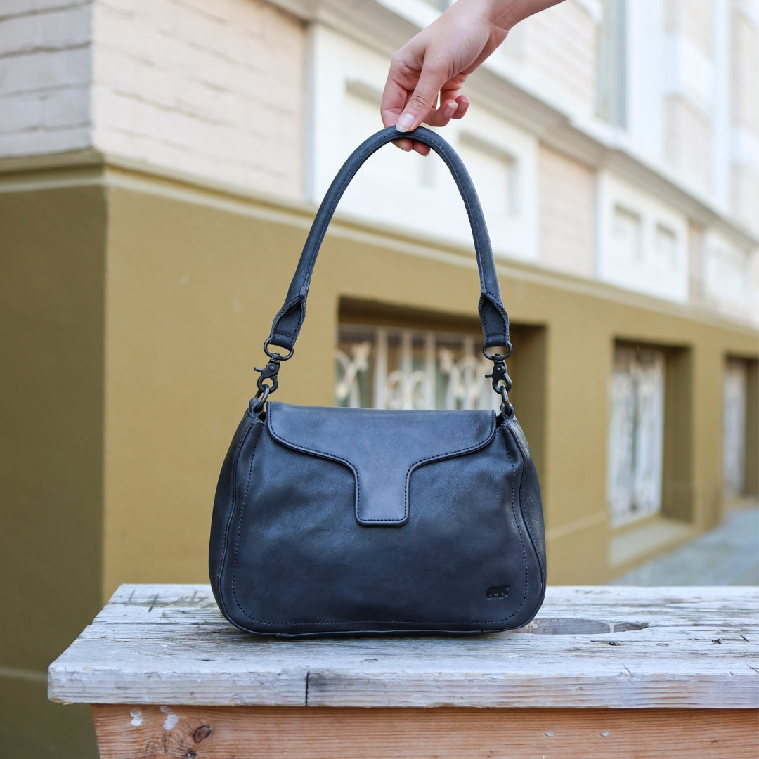 Hand/shoulderbag with flap 'Fenna' cognac