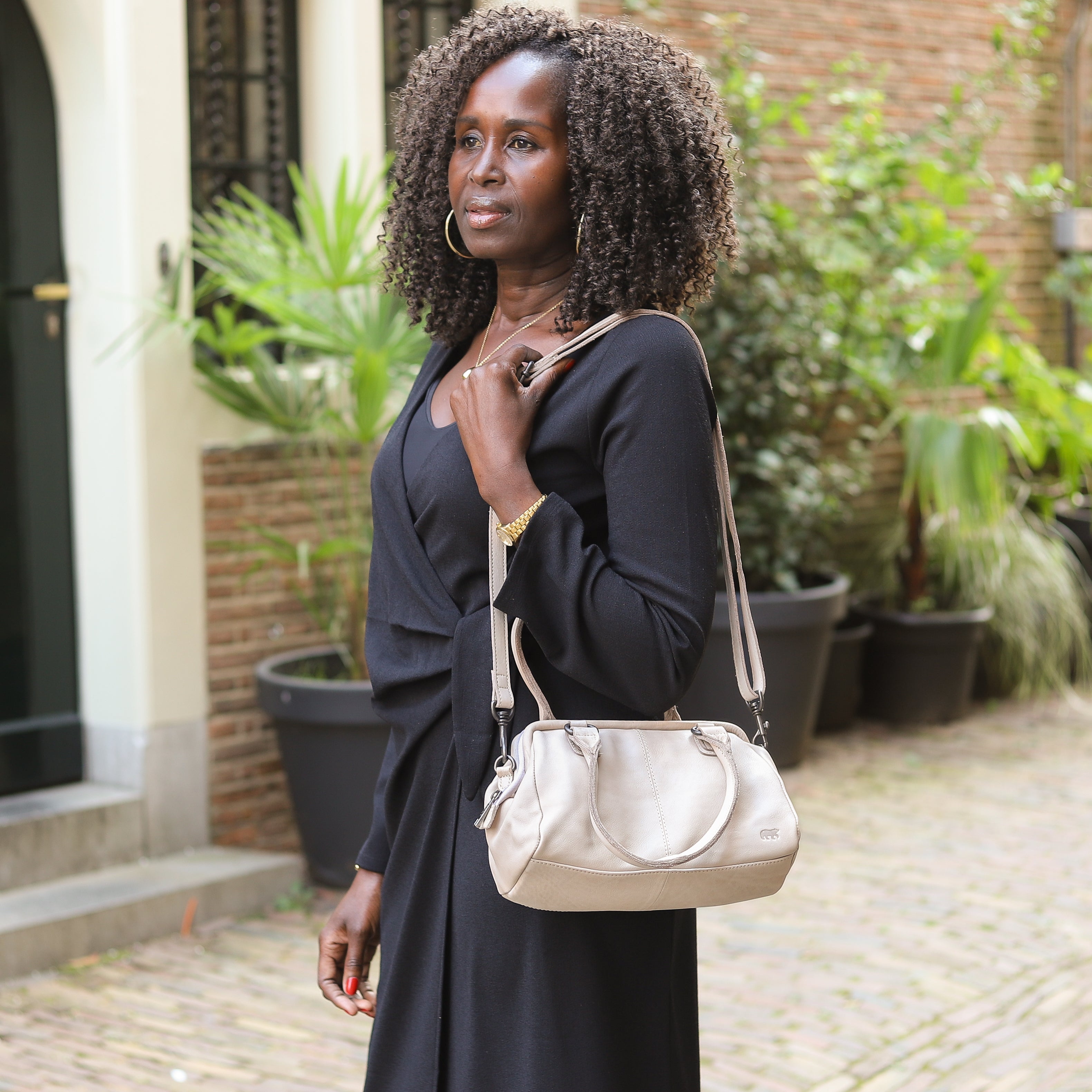Hand/shoulder bag with bracket closure 'Ines' M cognac