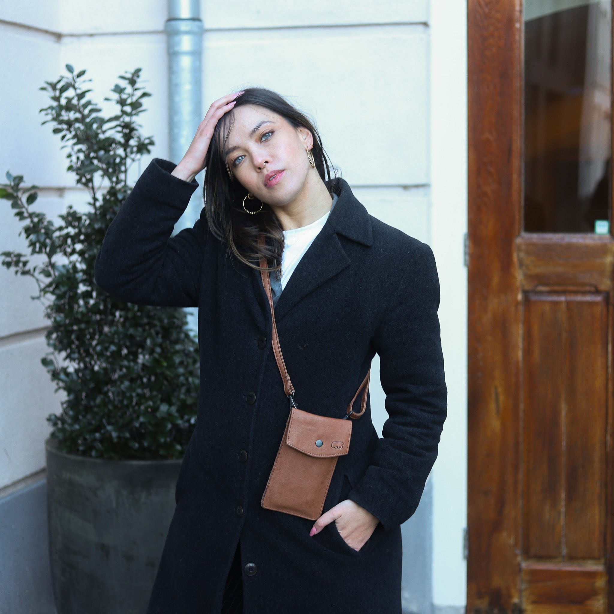 Telefoontasje 'Priya' cognac