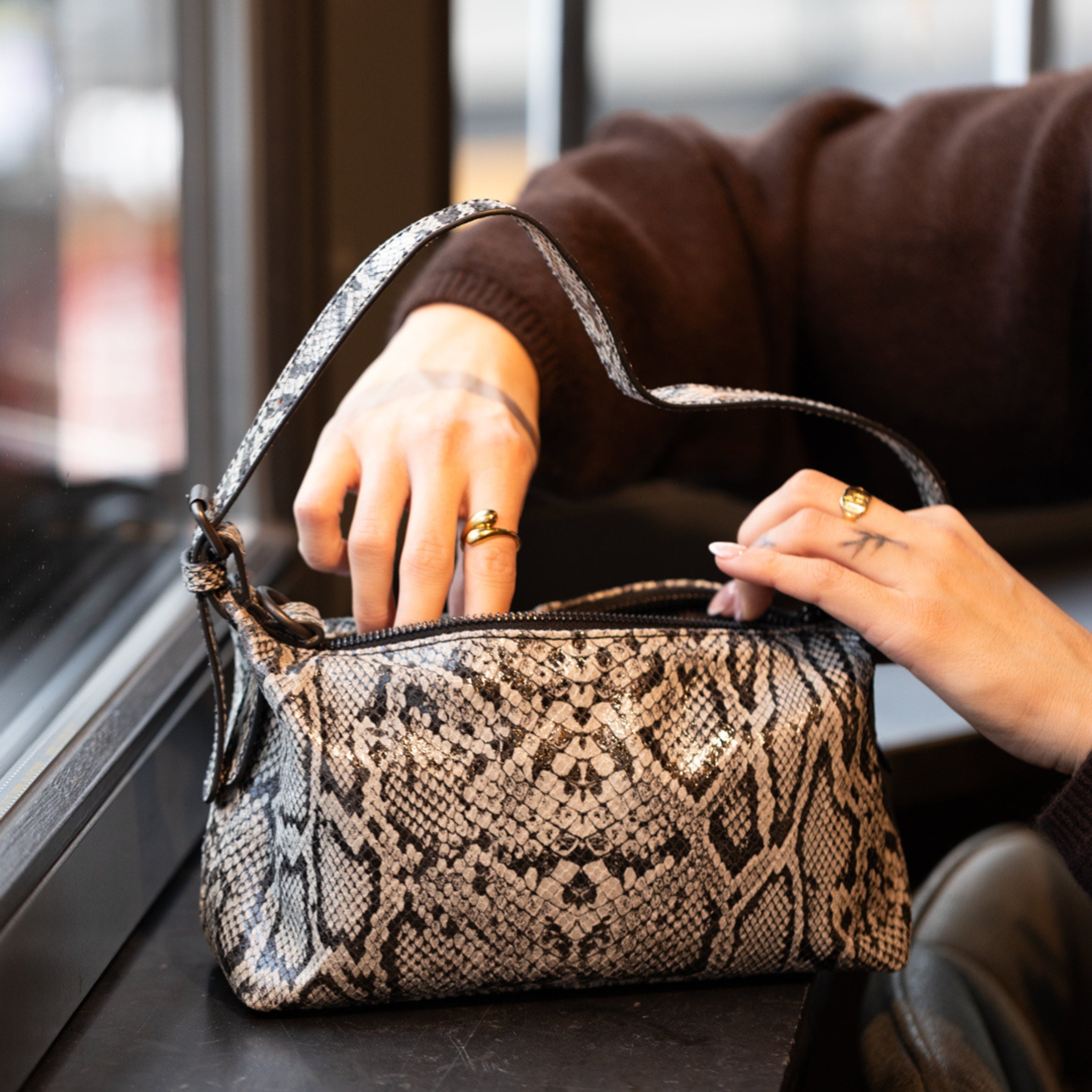 Small hand/shoulder bag 'Gemma' snake grey