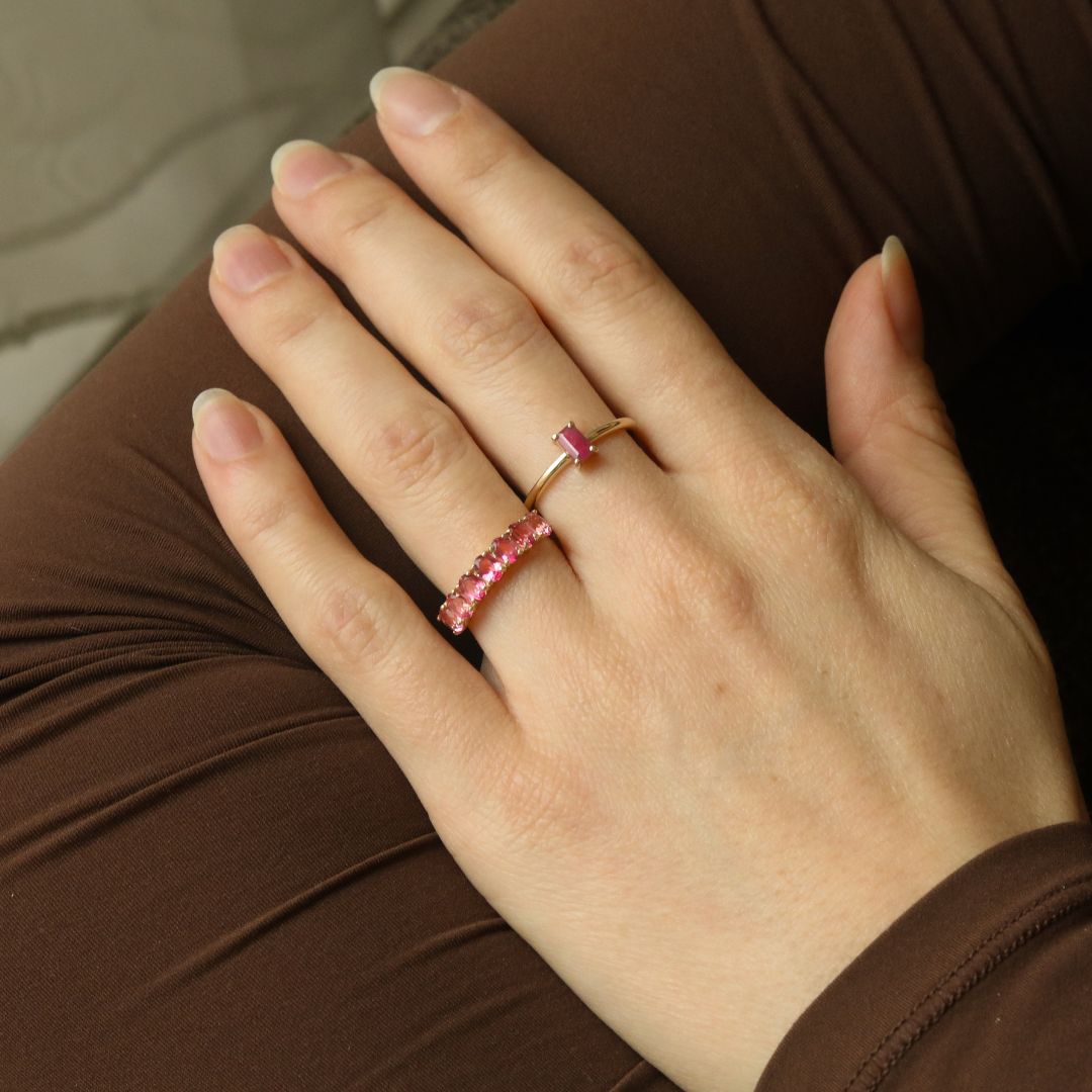 9 karaat ring ruby aan de hand