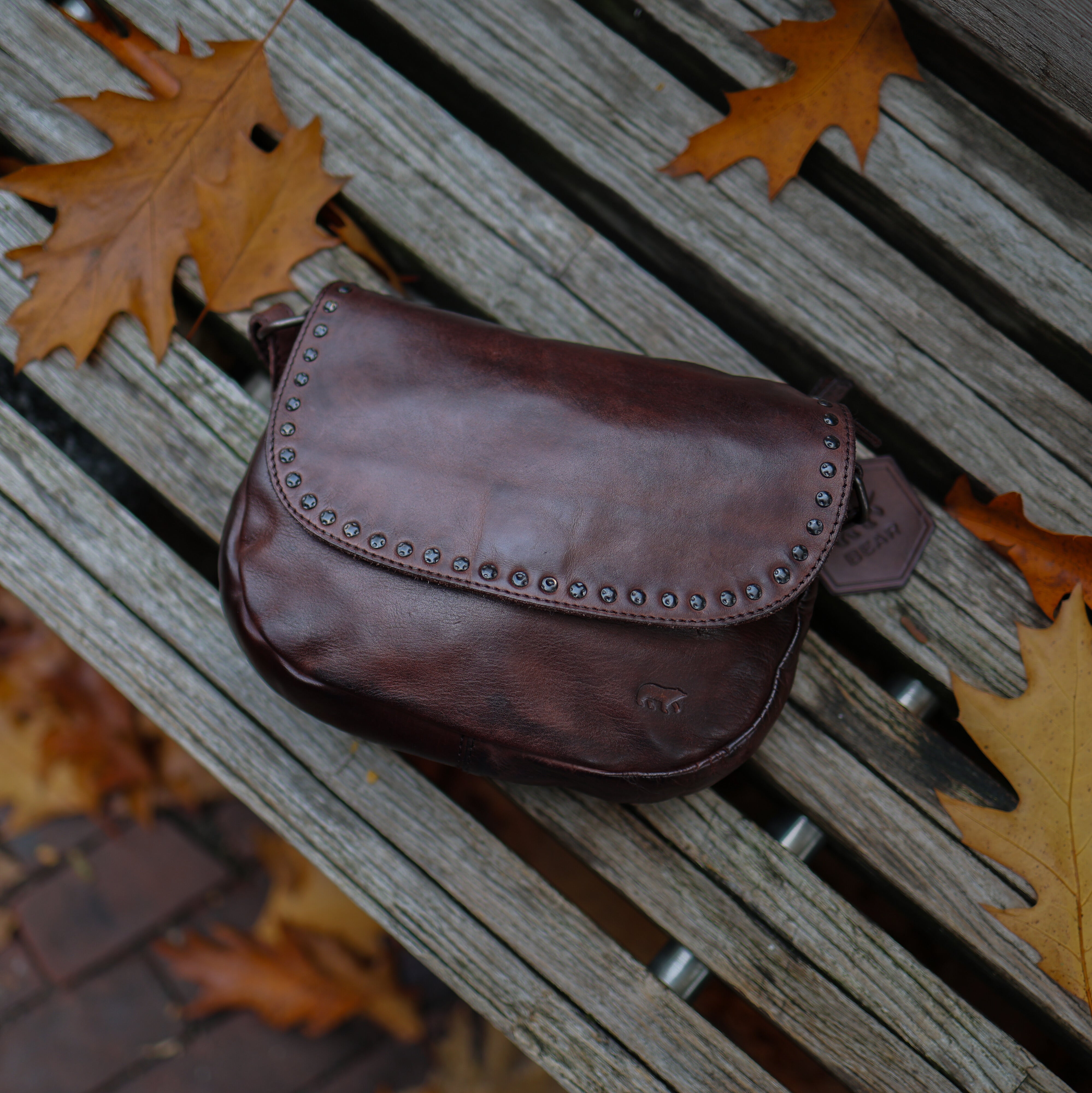 Klein schoudertasje met flap 'Jackie' bruin studs