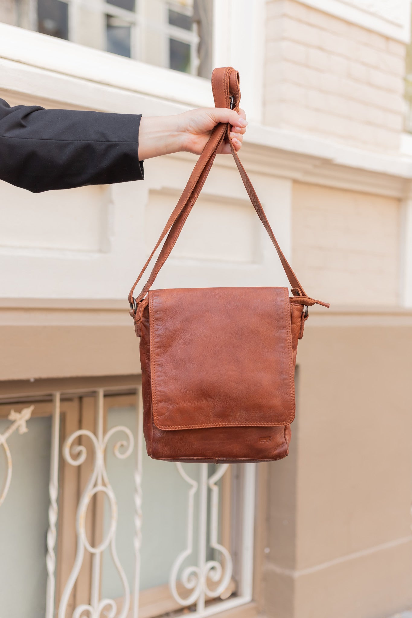 Shoulder bag 'Dirk' cognac - CL 40025