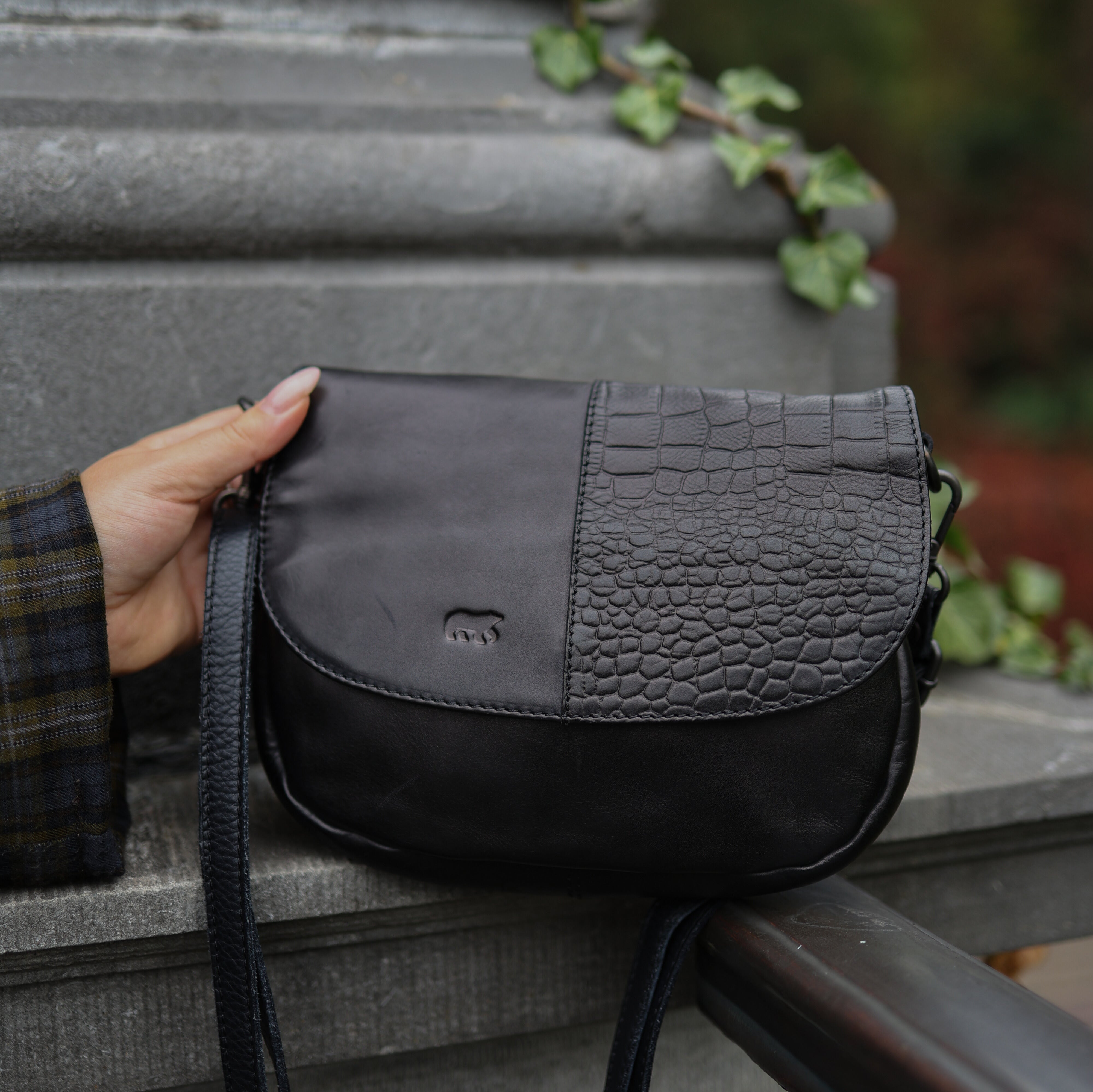 Klein schoudertasje met flap 'Maui' zwart croco