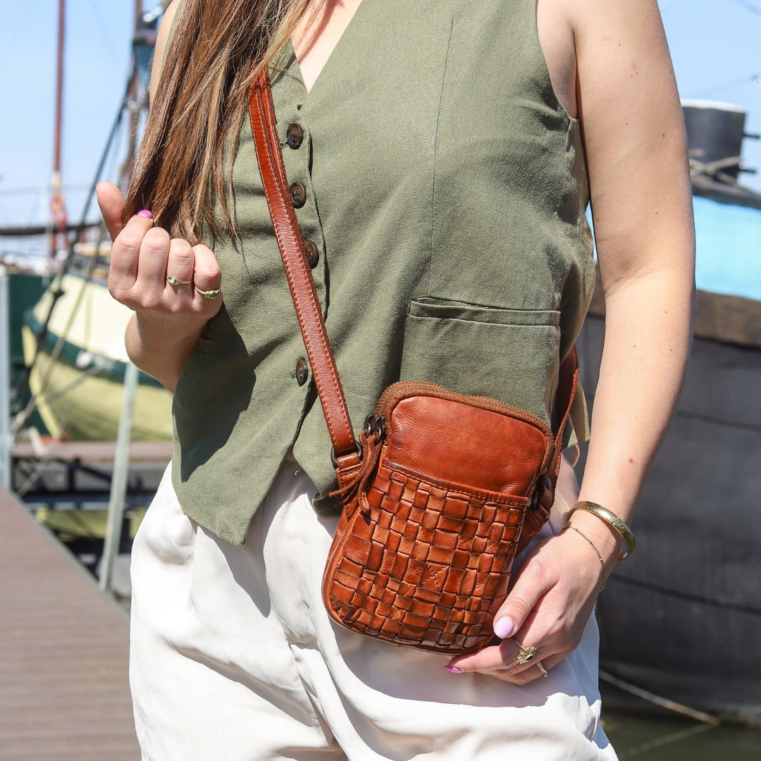 Braided shoulder bag 'Saske' cognac