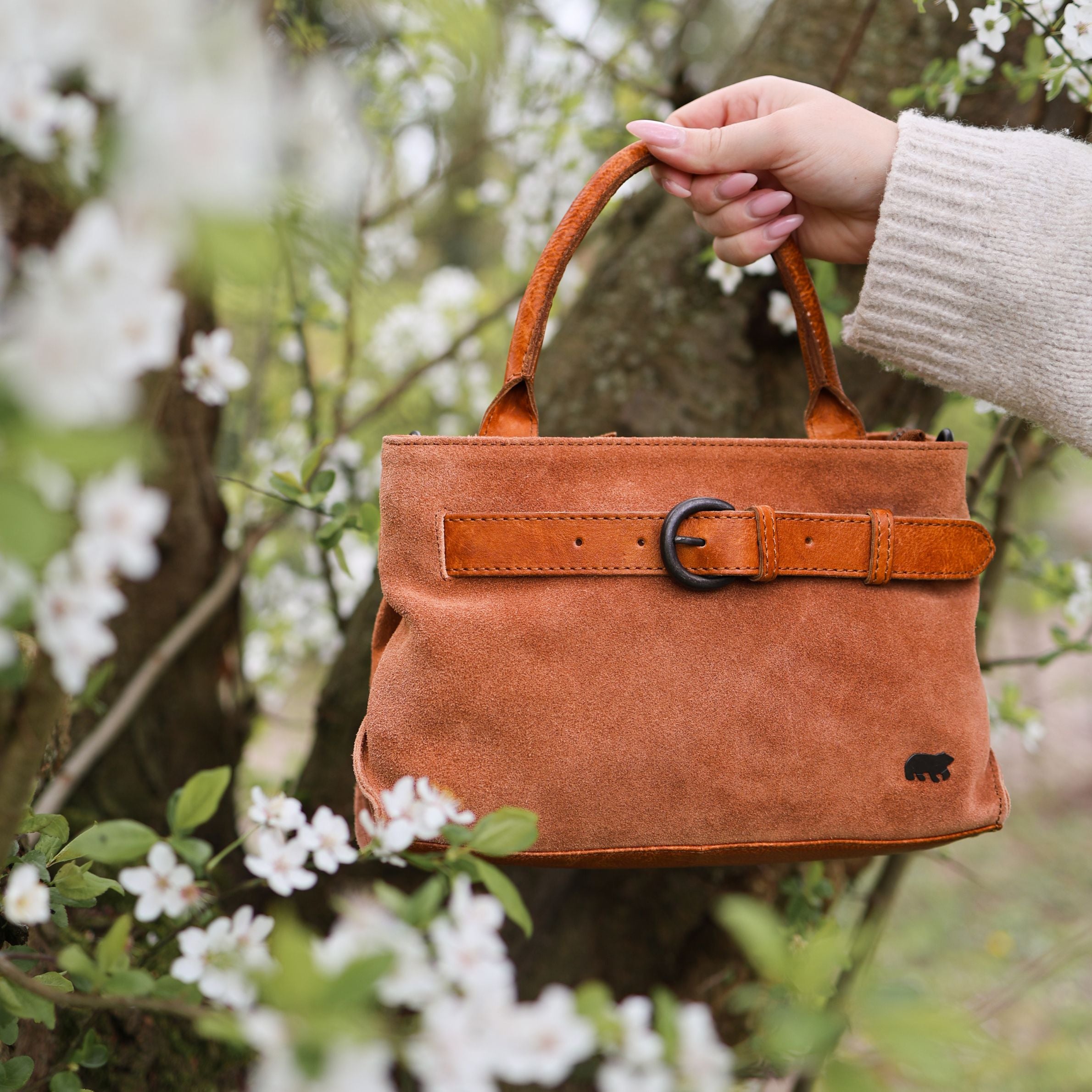 Suède hand-/schoudertasje met gesp 'Aagje' zwart