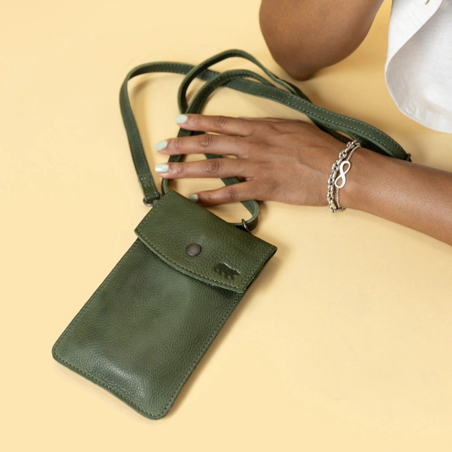 Phonebag 'Priya' green