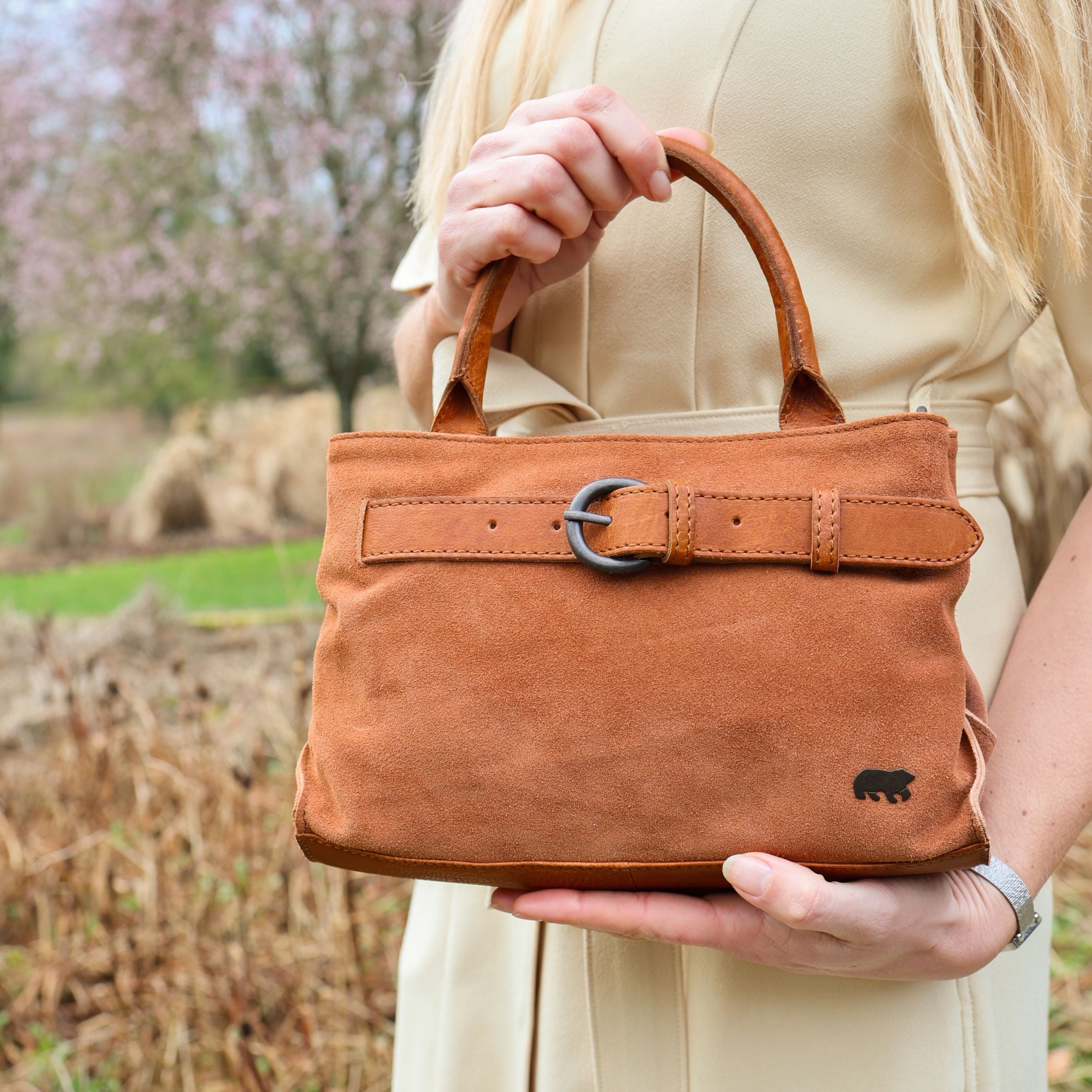 Suède hand-/schoudertasje met gesp 'Aagje' cognac
