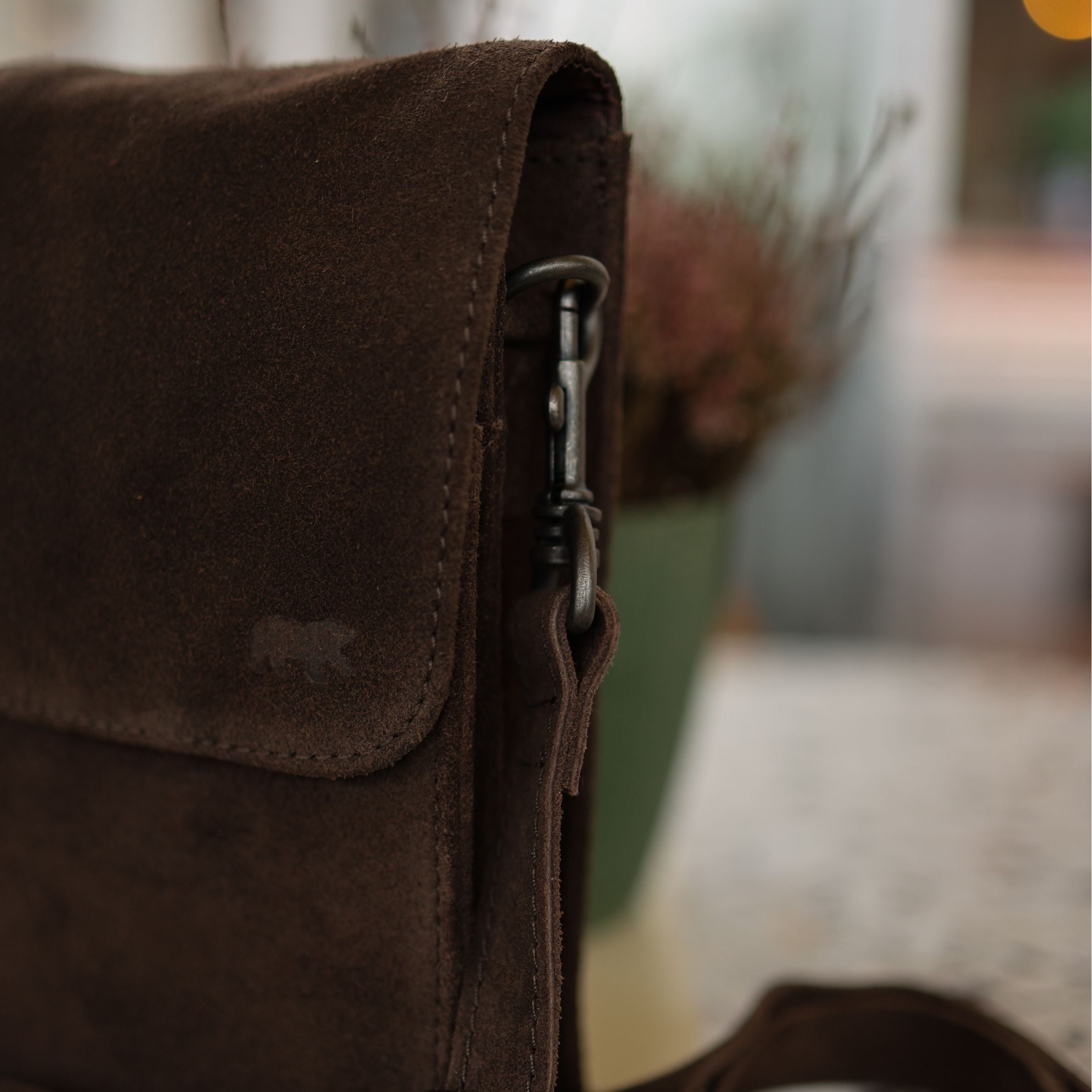 Suède schoudertasje 'Robbie' 2.0 donkerbruin