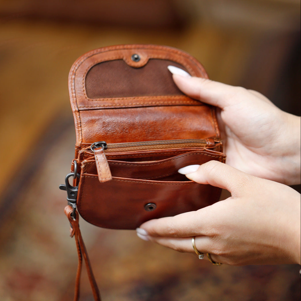 Portemonneetje met polsband 'Eva' cognac