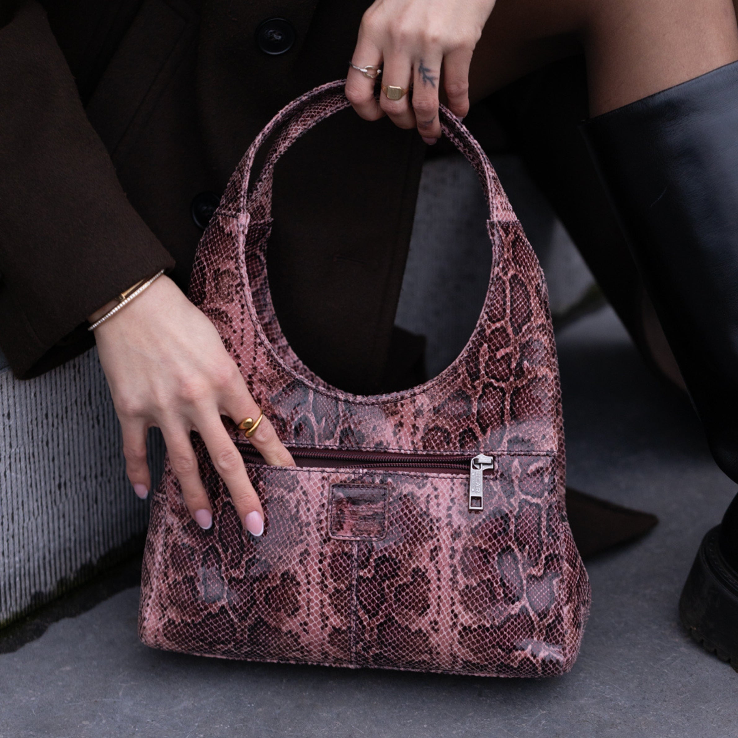 Hand-/schoudertasje 'Vittoria' snake pink