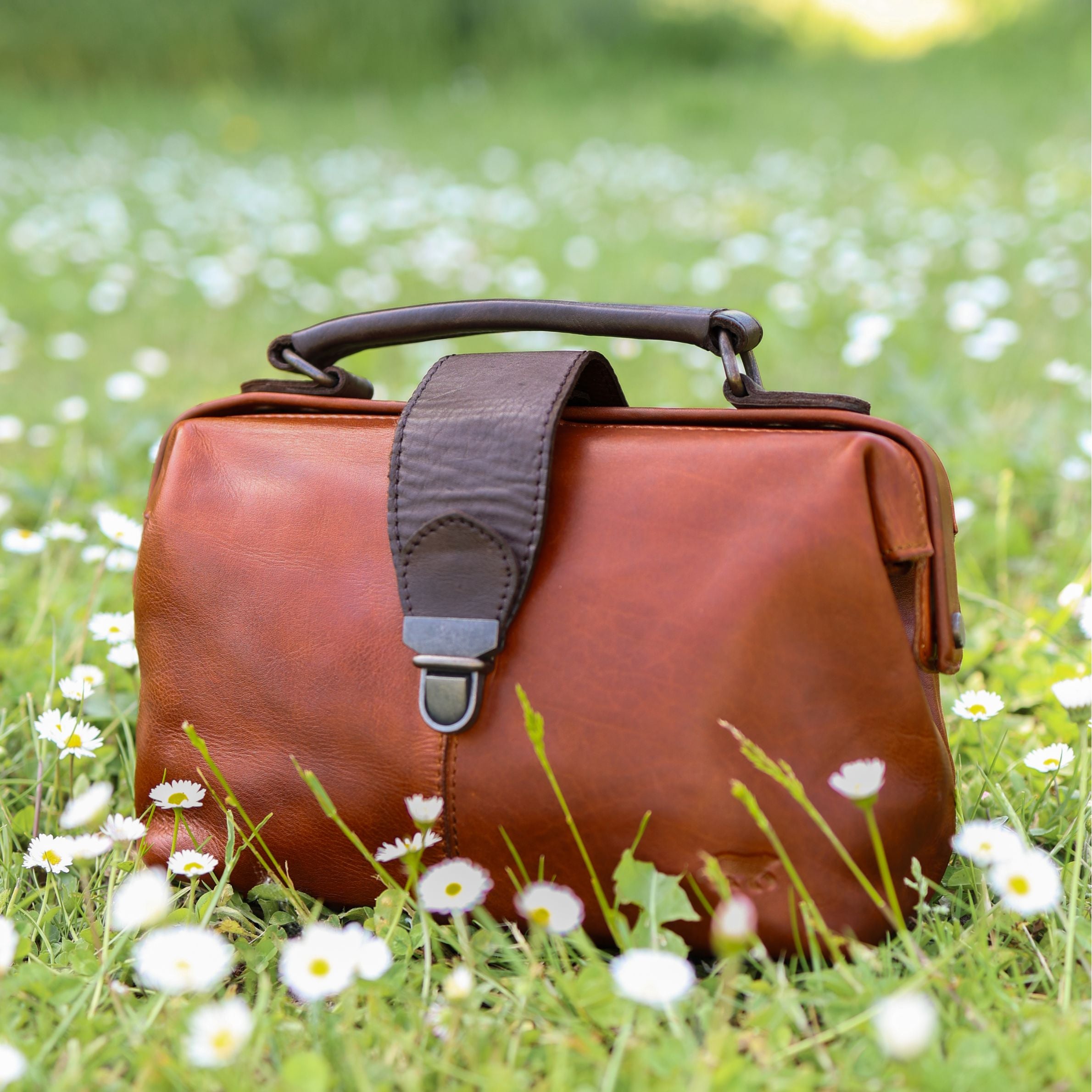 Shop the BEAR Mini doctor's bag 'Julia' cognac/brown here