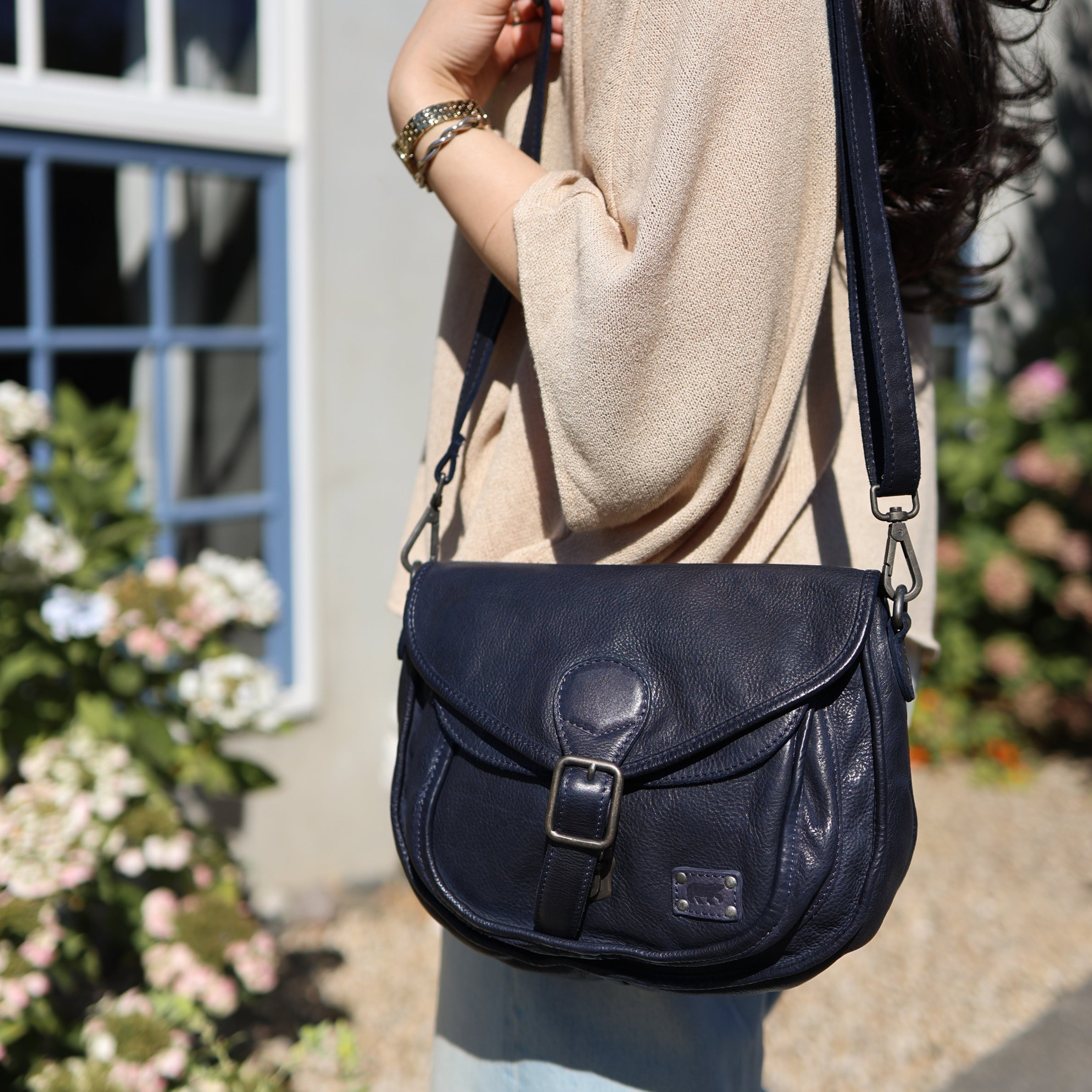Schoudertas met flap 'Roxanne' navy