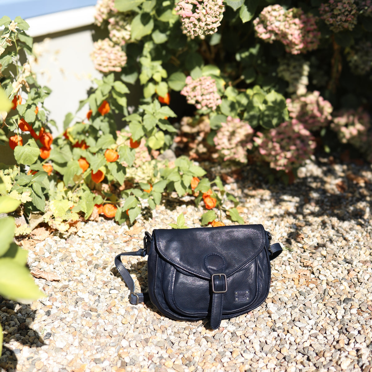 Schoudertas met flap 'Roxanne' navy