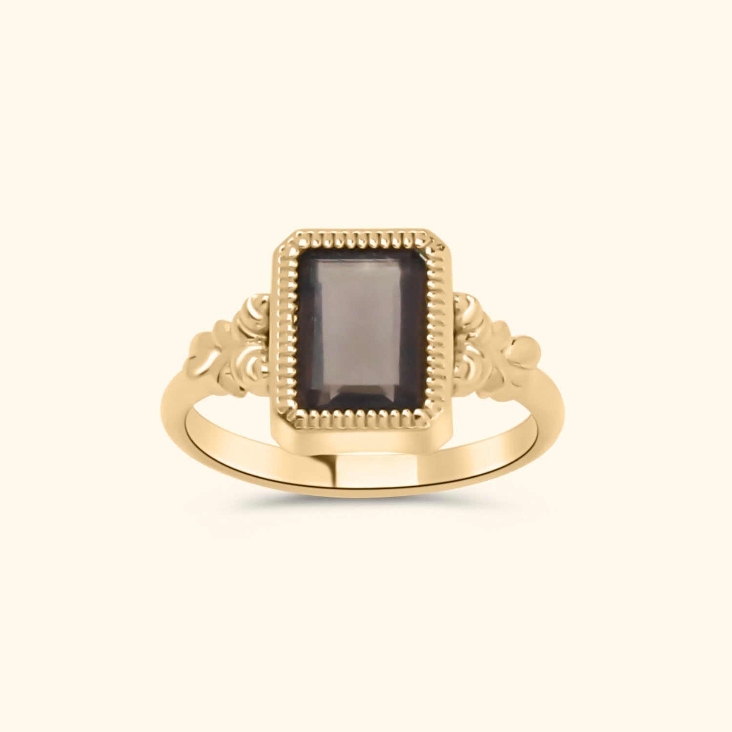 Goudkleurige ring met rechthoekige donkerbruine smoky quartz in een sierlijke vintage zetting van gold plated messing.