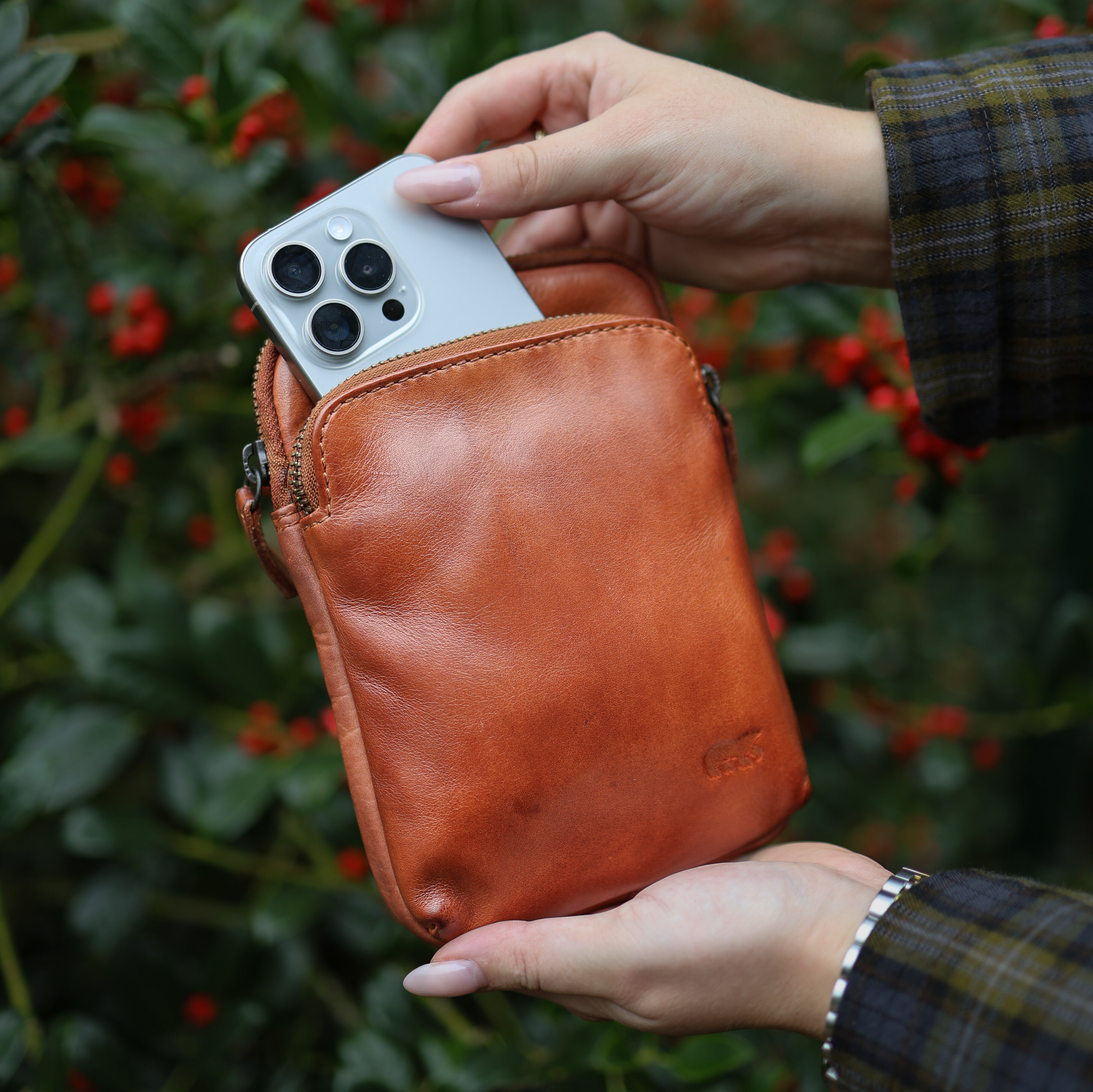 Telefoontasje 'Jack' cognac