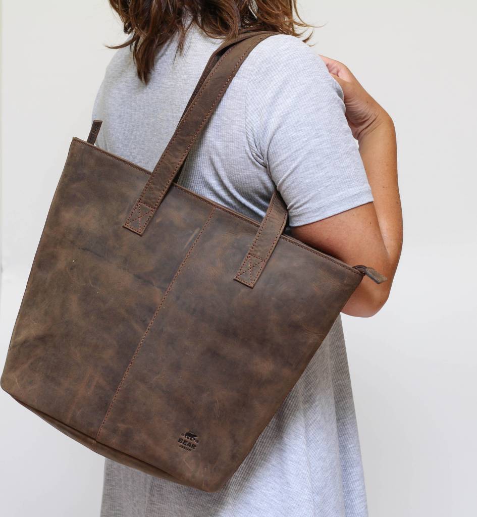 Shopper 'Janneke' brown